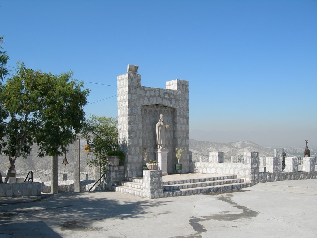 Monumento a Juan Pablo II en el Santuario del Cristo de las Noas by Erzigoto