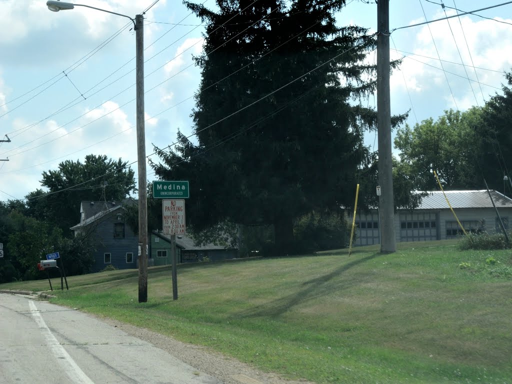 Medina Wisconsin village limits sign by D200DX