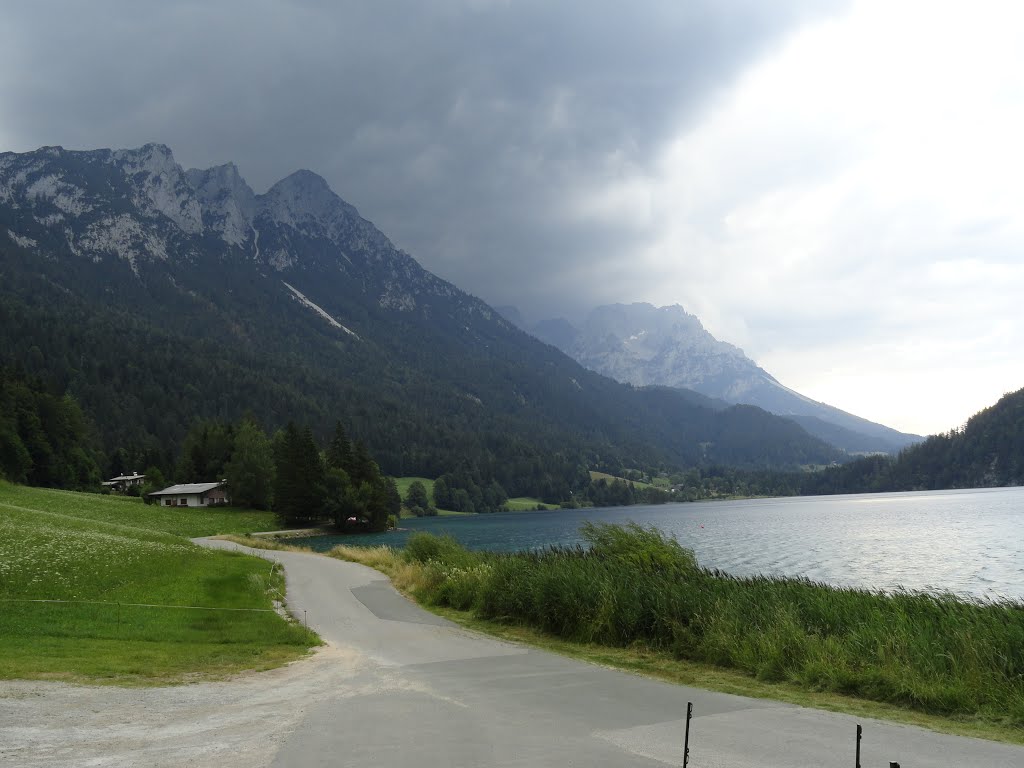 Schwere Wolken zwischen den Bergen by Thomas Esch