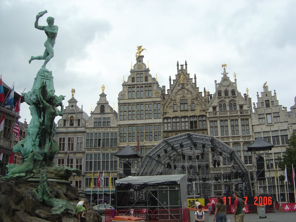 (BRU) Estatua de Silvius Brabo en Grote Markt - Antwerpen by brujita9