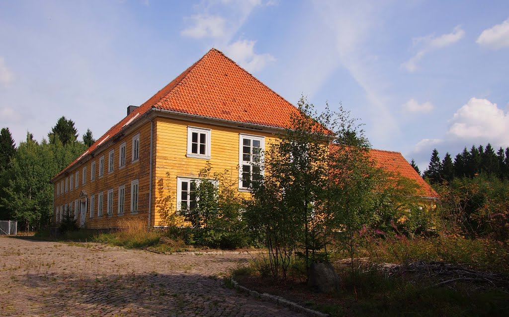 Ehem. Sprengstoff-und Bomben Füllfabrik "Werk Tanne" , Bau 580, Hauptverwaltung by Lochenstein