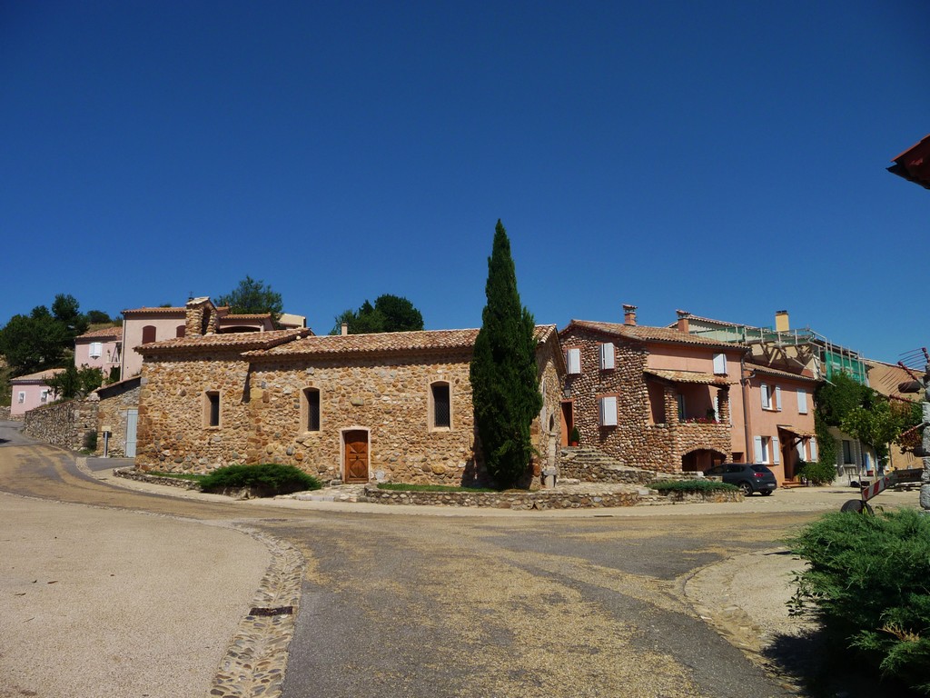 On arrive à la place du village. by alxiskaff