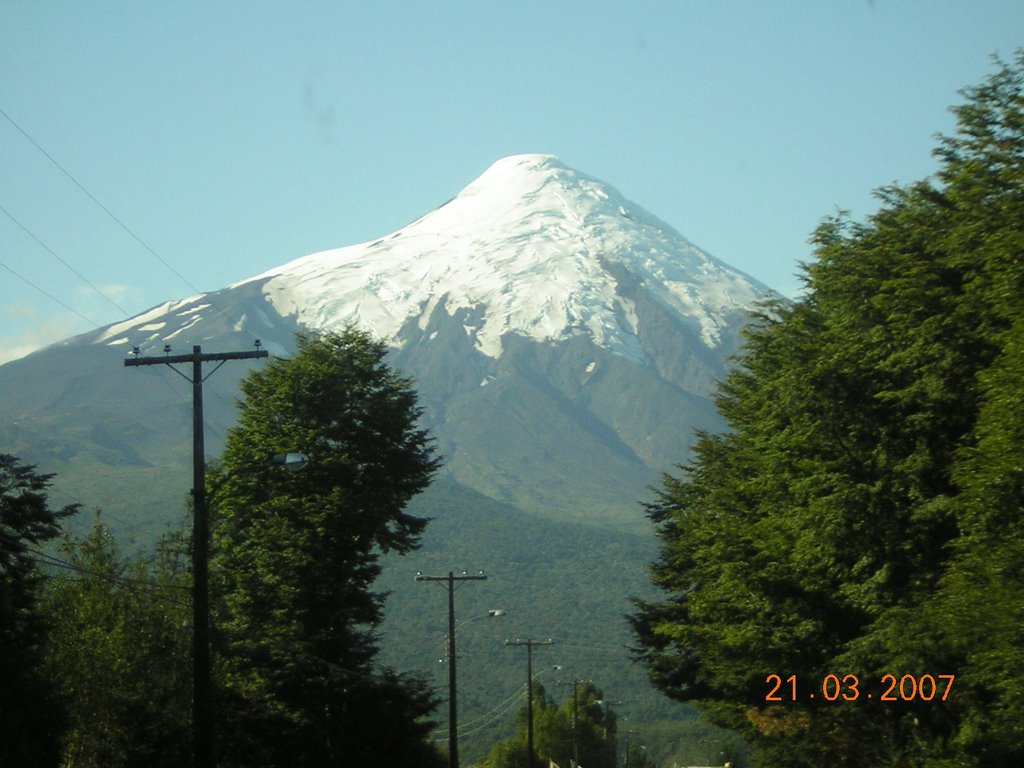 Vista del volcán Osorno camino a los Saltos del río Petrohue by canoso64