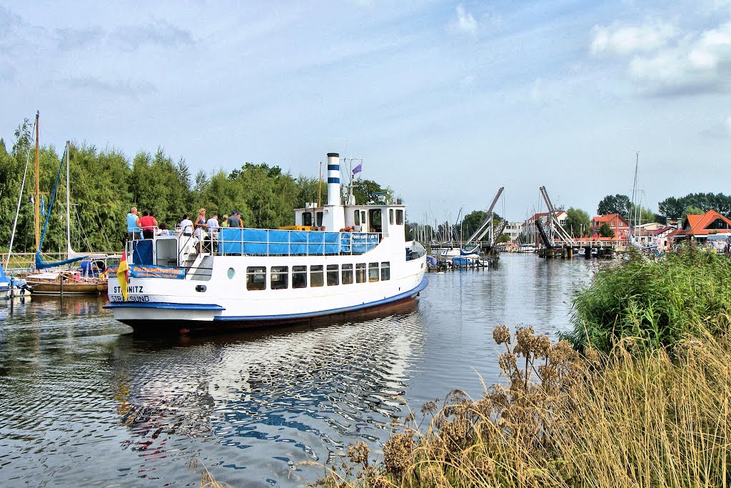 Wieck: Gleich fährt die 'Stubnitz' durch die geöffnete Klappbrücke [ 0068 ] by Vollrath, Karl-Hans