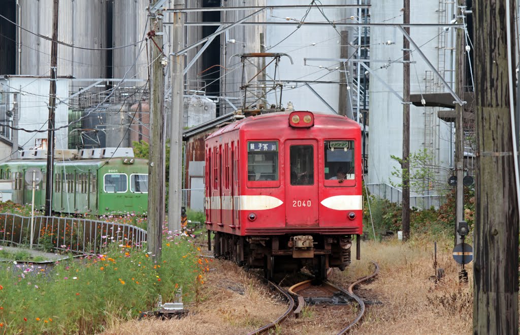 ヤマサ醤油工場をバックに走る元地下鉄・丸ノ内線車両(Choushi electric railway) by Tomo Satoshy