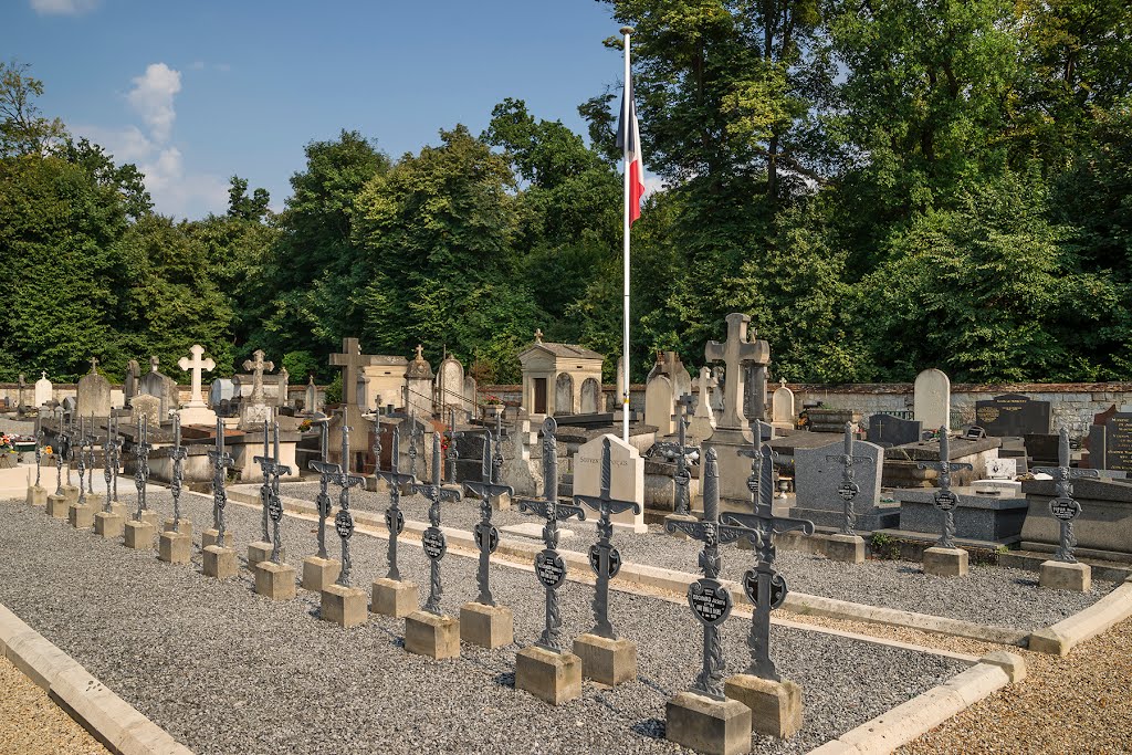 Cimetiére militaire du bois Bourillon Chantilly by Berpiet