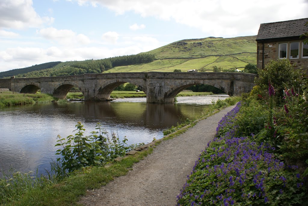 Burnsall Pub by Mummervideo