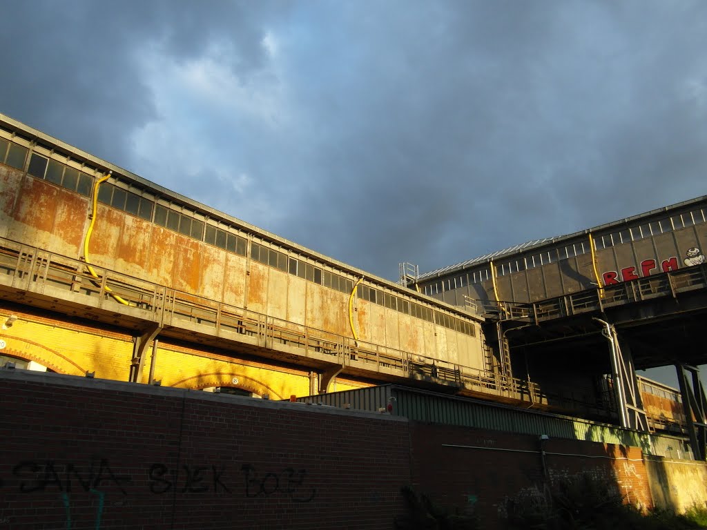 Bahnhof Gleisdreieck in der Abendsonne by IngolfBLN