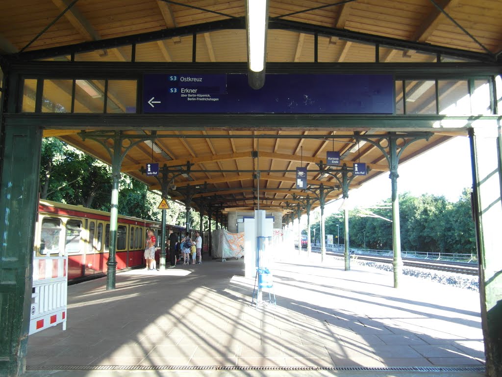 Zugang zum Bahnsteig - S- und Regionalbahnhof Karlshorst by IngolfBLN