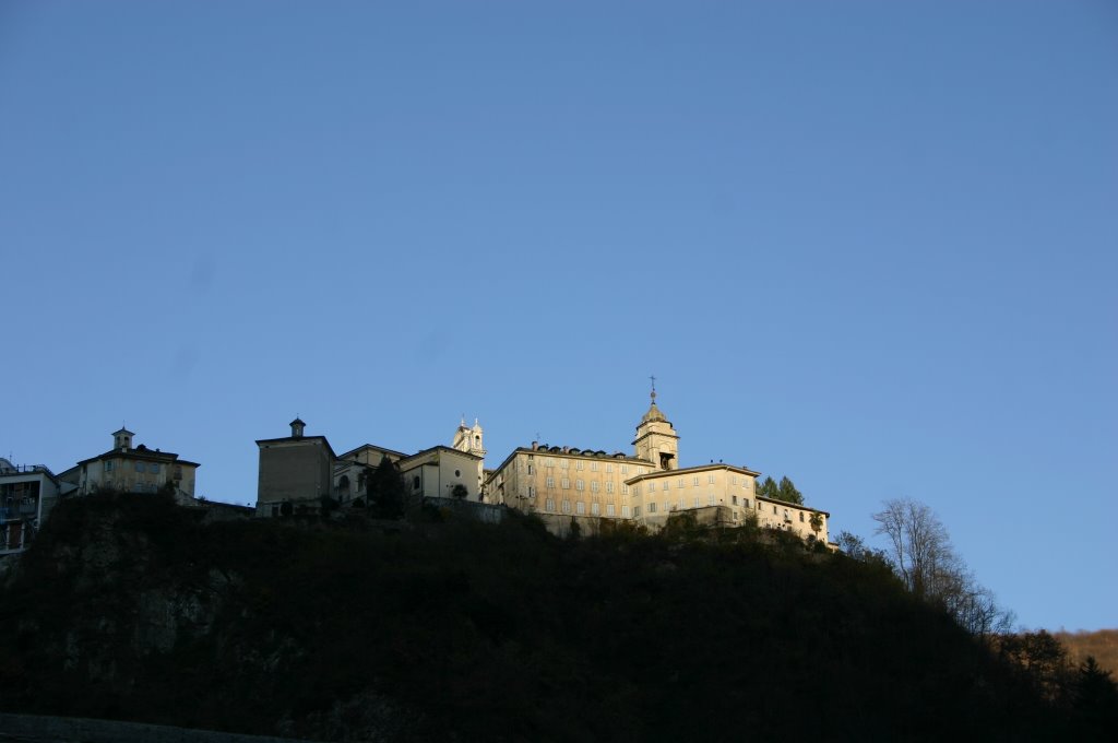 Sacro Monte di Varallo al tramonto (dal cortile interno della Biblioteca civica) by simone.mancini