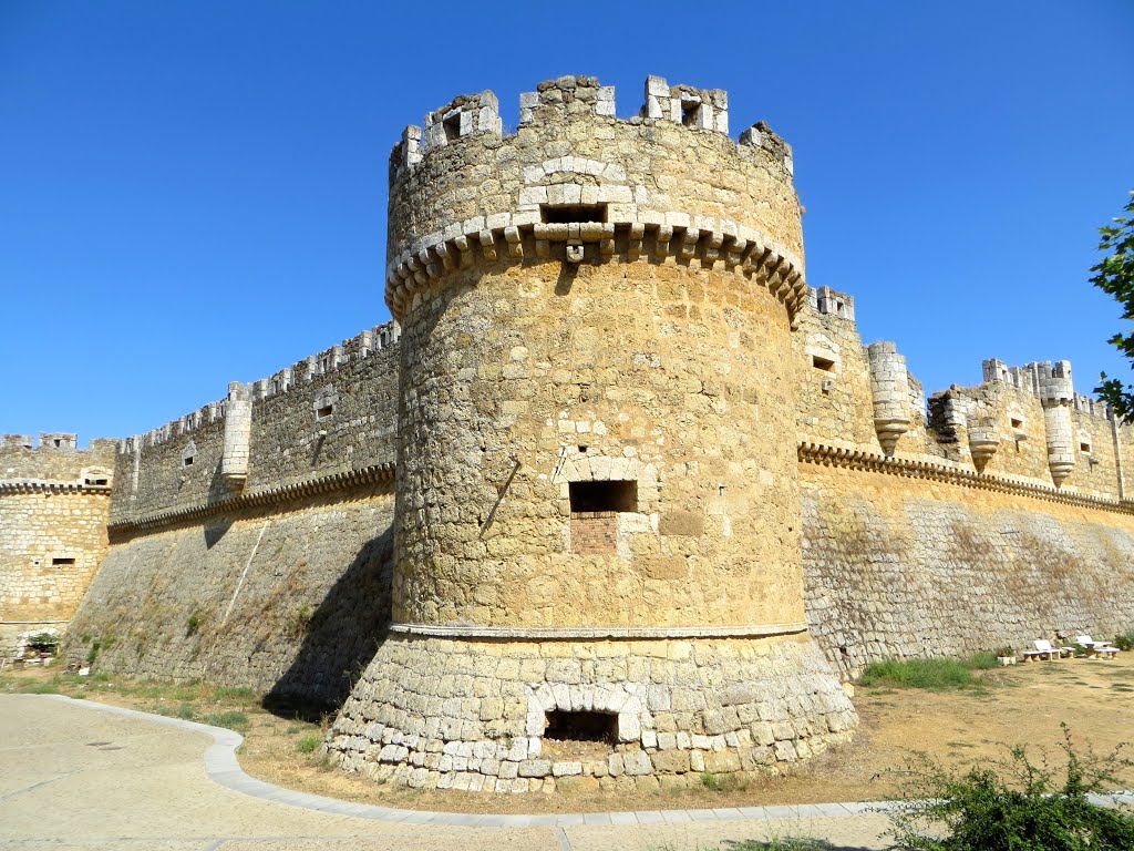 Castillo siglo XVI. Grajal de Campos (Leon) Spain. by María Fernando