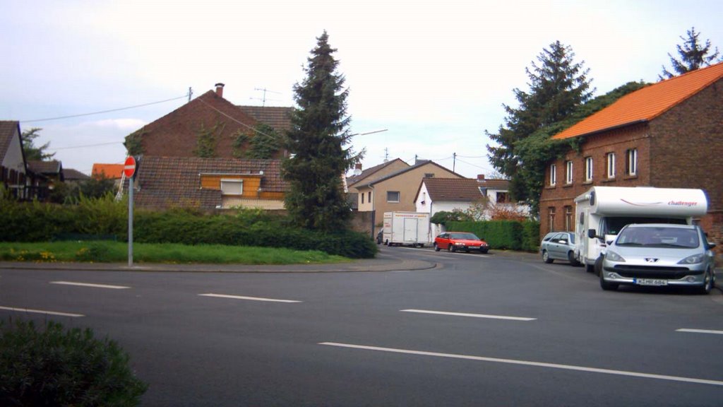 Köln-Sürth. Blick auf Bergstraße in Kreuzung mit Wesselinger Str. by marhelle