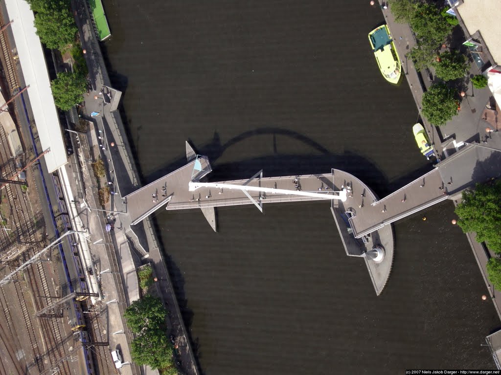 2007-12-06 Yarra Footbridge by Niels Jakob Darger