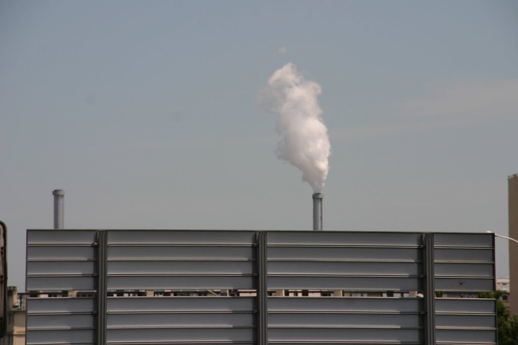 L'une fume et l'autre pas :Les cheminées du Syctom à Ivry vues du Pérphérique sud by Chenu10