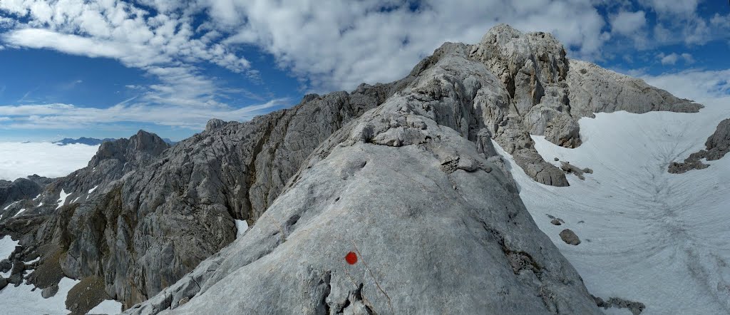 Buscando el camino - Picos de Europa - Cantabría by miguelalonsofischer