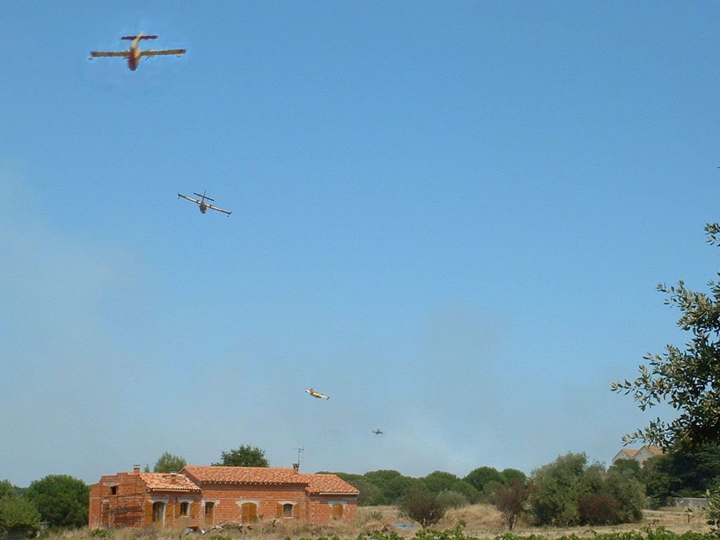 France, la ronde des Canadairs en force pour éteindre l'incendie sur le massif de la Clape by Roger-11