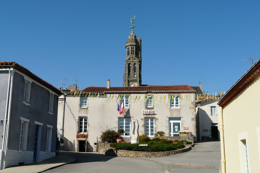 Saint-Michel-Mont-Mercure, mairie et clocher by tofil44