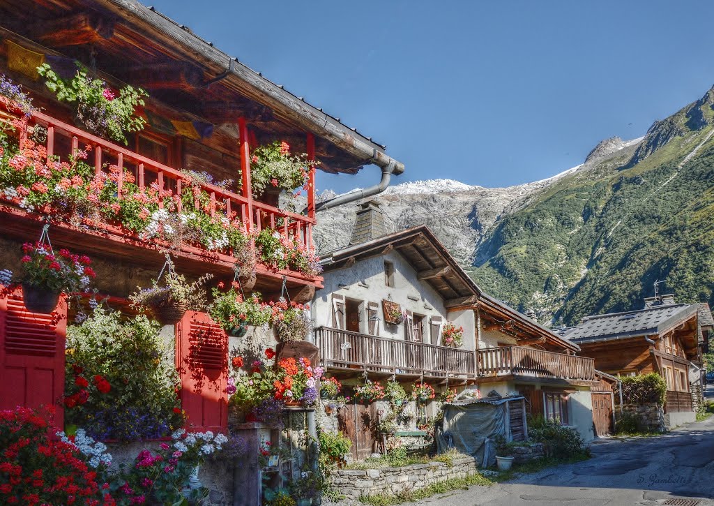 Le plaisir des yeux dans la rue du Rocher Nay--Le Tour village de la vallée de Chamonix by zambetti salvatore