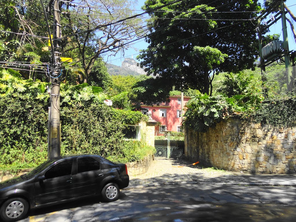 Journalist Roberto Marinho's house with the Christ above - Casa do jornalista Roberto Marinho com o Cristo acima (Cosme Velho) by Ivo Korytowski