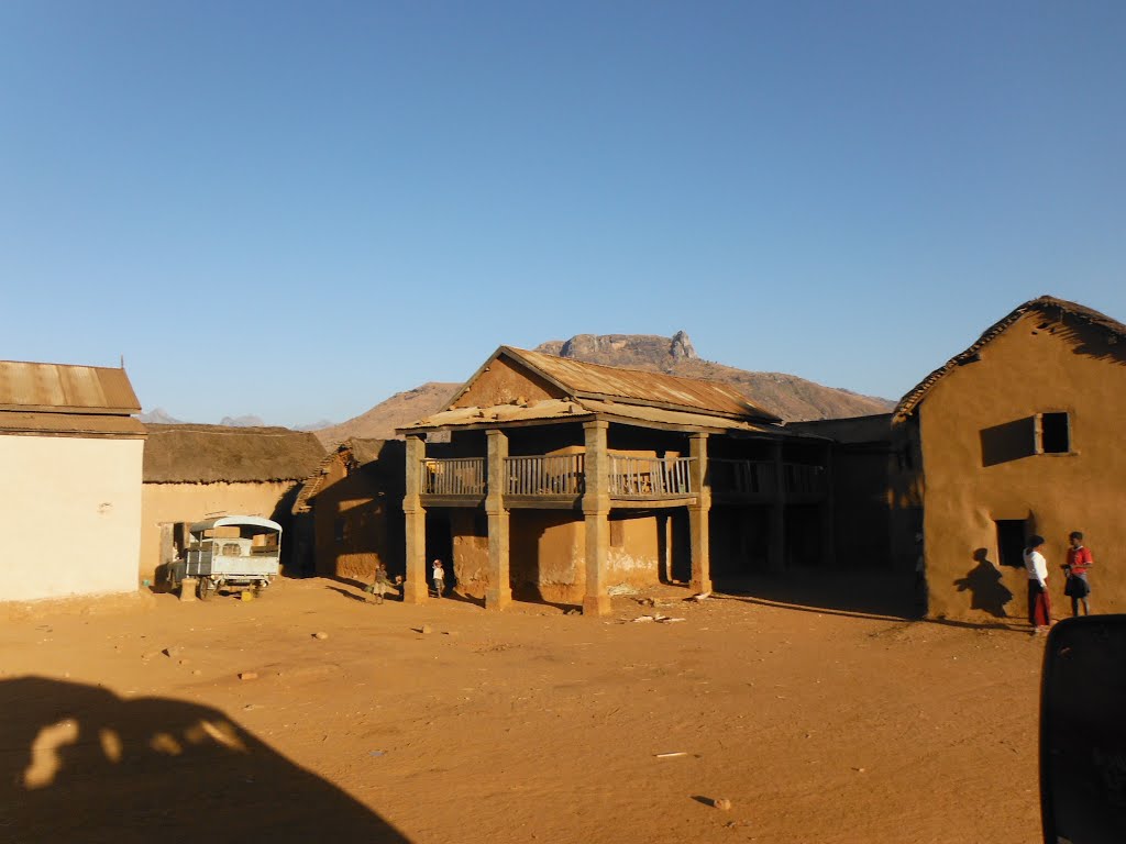 Madagascar. Hacia la cordillera de Andringitra. La aldea de Vohitsaoka, donde se queda el bus. Segumimos en camión by Santiago Cordero