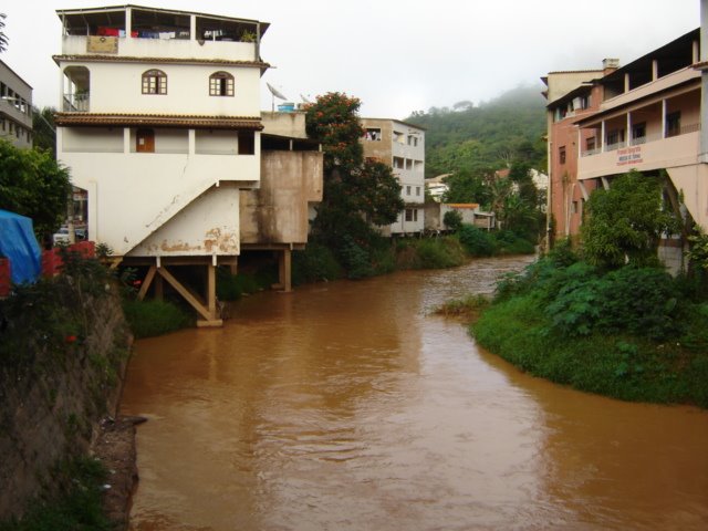 Rio que passa ao lado da rodoviária by ROGÉRIO LC