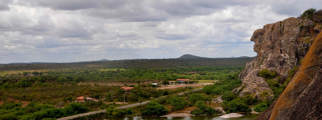 MONÓLITOS DE QUIXADÁ. PANORAMA A PARTIR DA CAVERNA DO BARNEY PARTE FINAL DA TRILHA PARA RAPEL by ARAGÃO