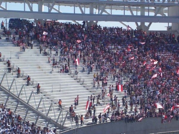 Inconvenientes entre hinchadas rivales en el Estadio Unico, la gente de Estudiantes huye por la ferocidad de la gente de Gimnasia by pique