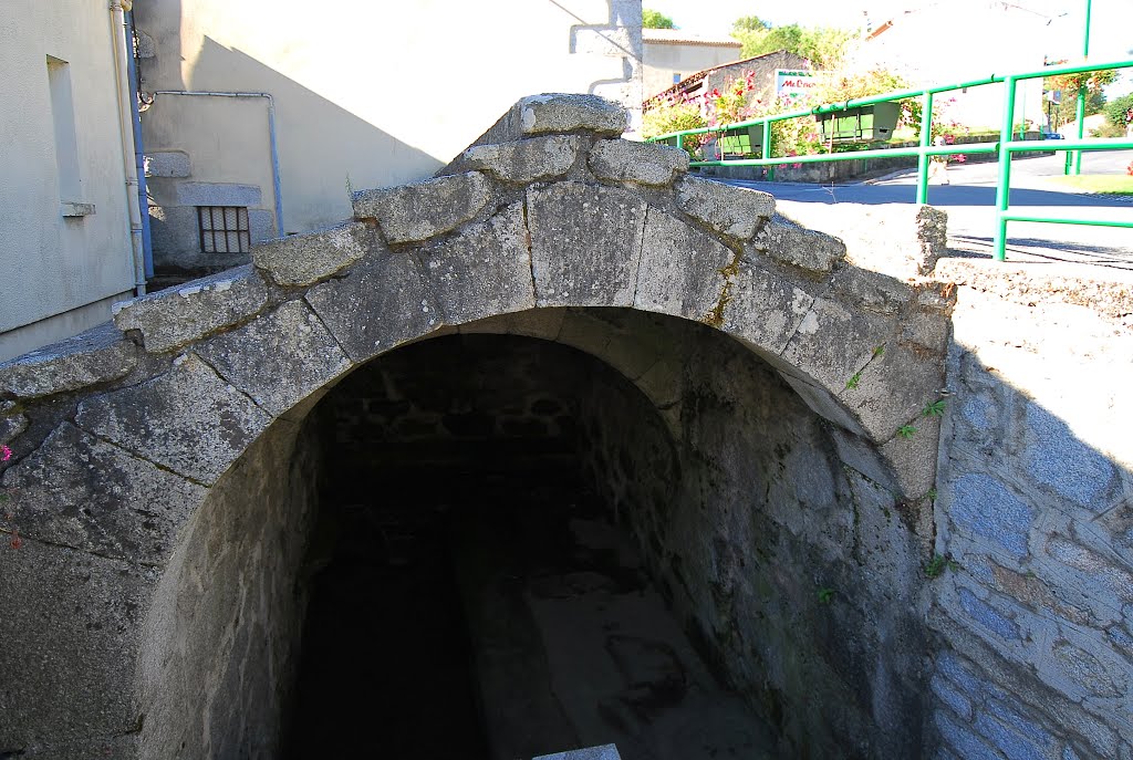 Lavoir rue du Théron, Lacrouzette by F@M