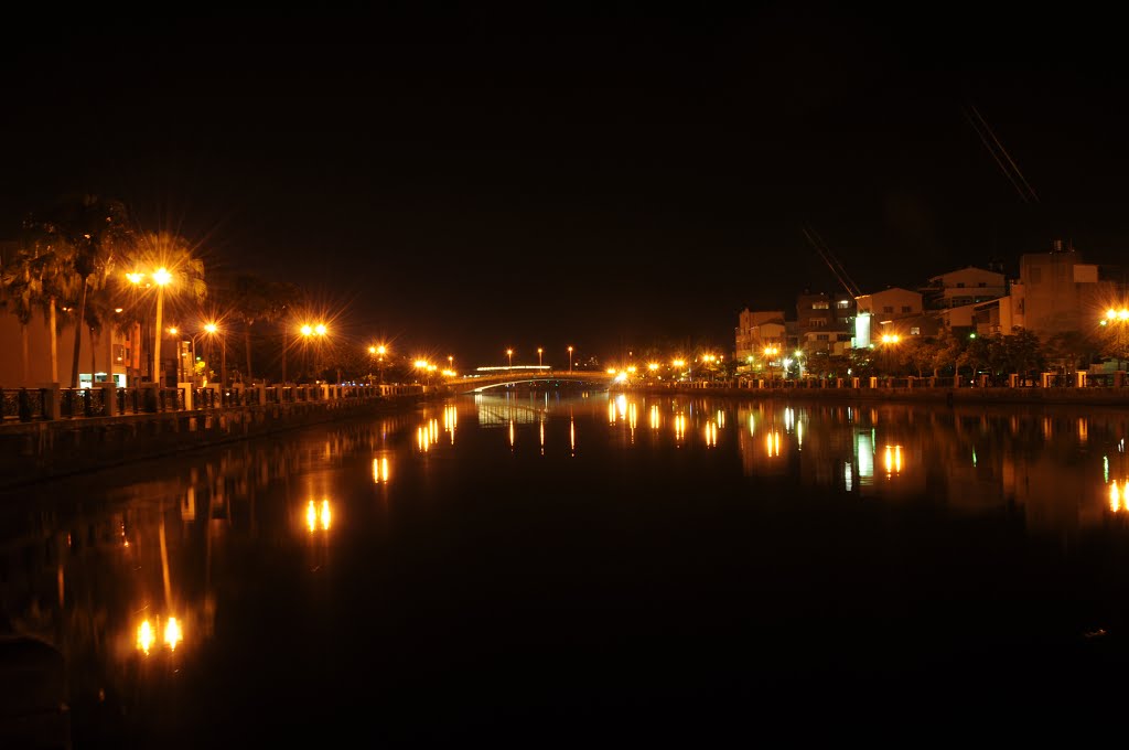 Lampposts reflected on the Anpin Canel as a mirror by gunmano_kumasan