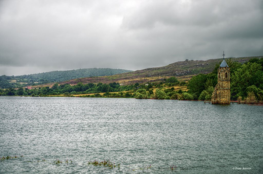 La torre rodeada por el agua del embalse del Ebro en Rozas de Valdearroyo by Dani Barrios