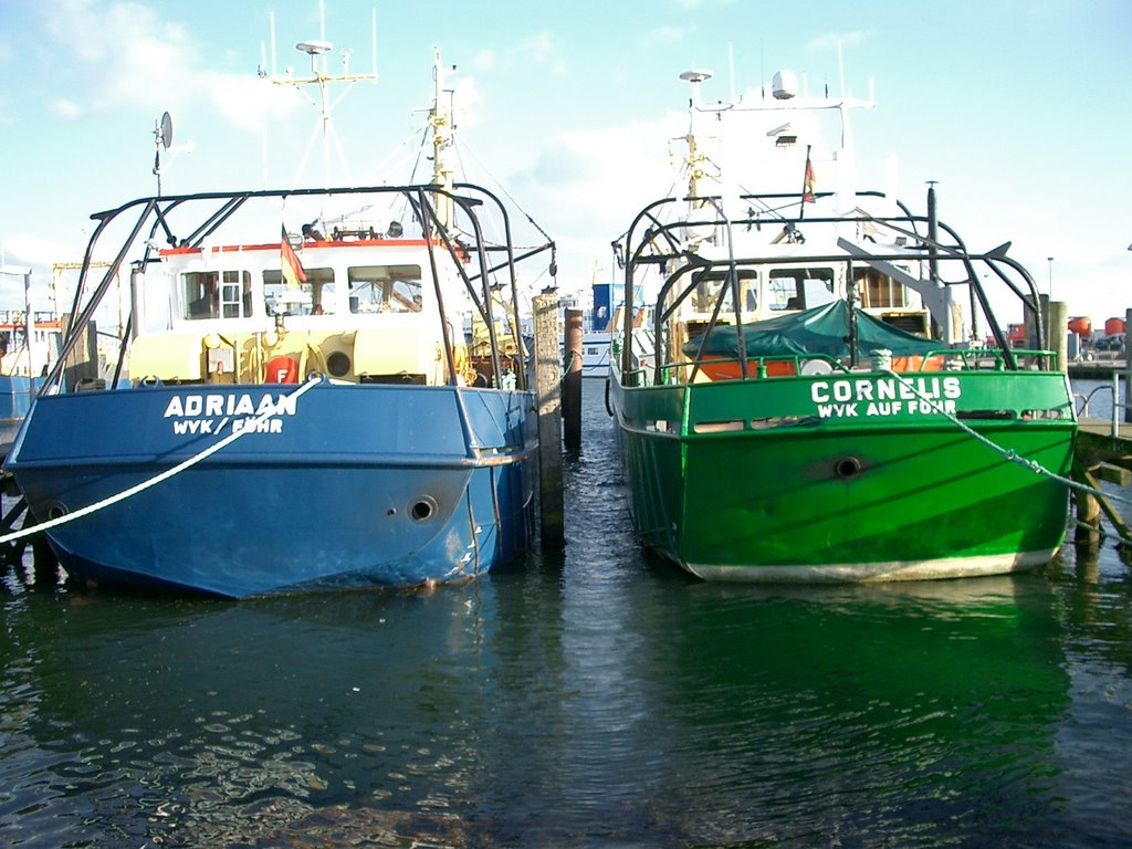 Muschelkutter im Hafen von Wyk. by Hans Pohlmann