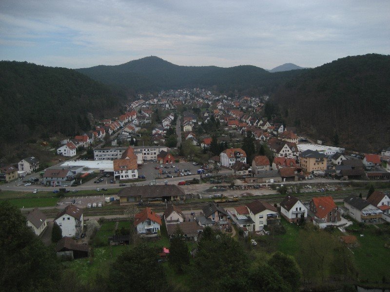 Blick auf Dahn vom Sängerfelsen by StefanL.