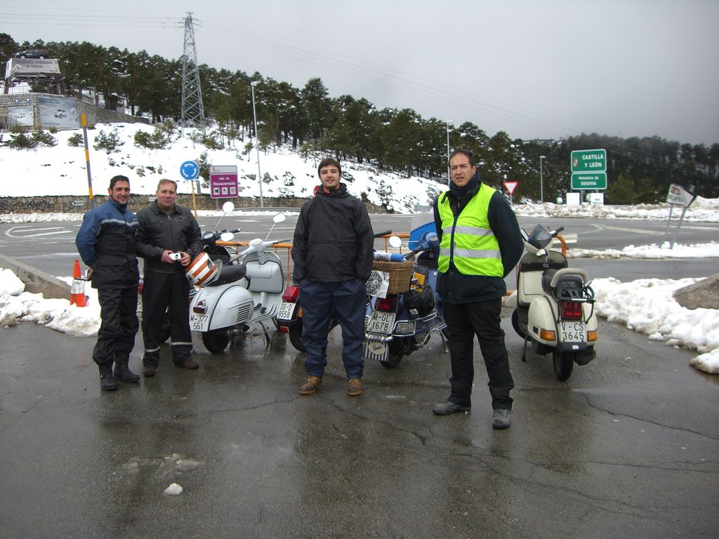 Vuelta a España en Vespa en el Puerto de Navacerrada by Pedro Calle de Fruto…