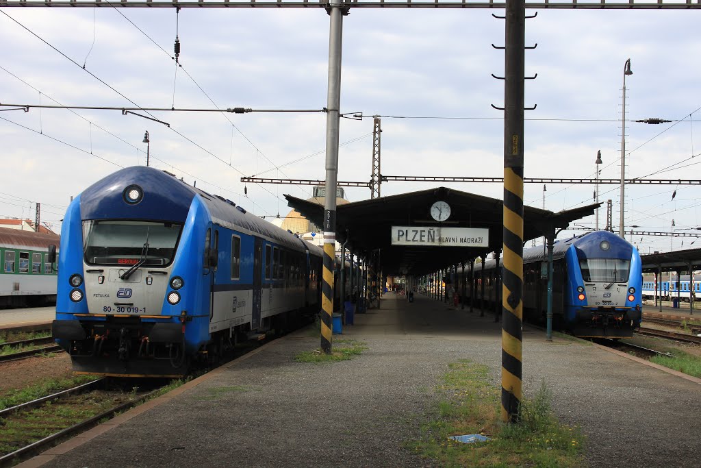 Plzeň hl. nádraží lok.80-30 019-1 a lok.80-30 033-2 by gabrielivo-