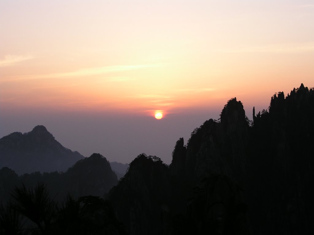 Sunrise_Huangshan_2008Mar　黄山の朝日 by higefujimoto