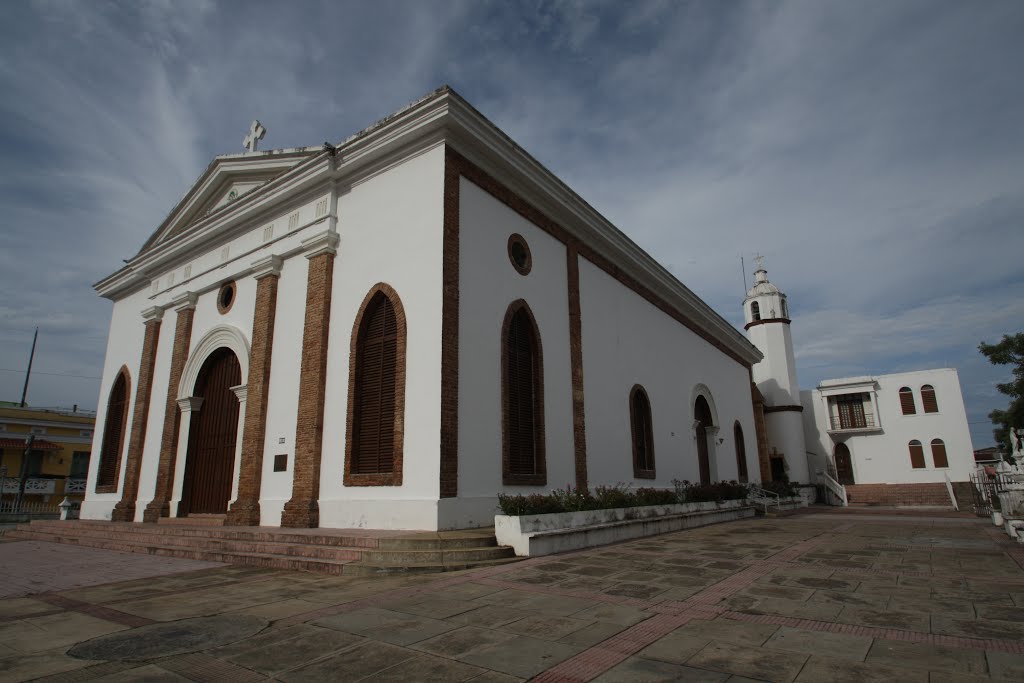 Iglesia Catolica-Manatí by Ricardo David Jusino