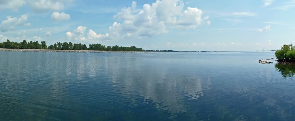 Panoramic view (downstream) of St. Lawrence near Lakeview Heights by FGuertin