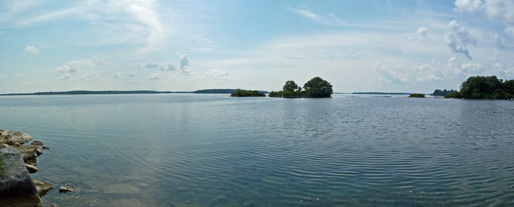 Panoramic view (upstream) of St. Lawrence near Lakeview Heights by FGuertin