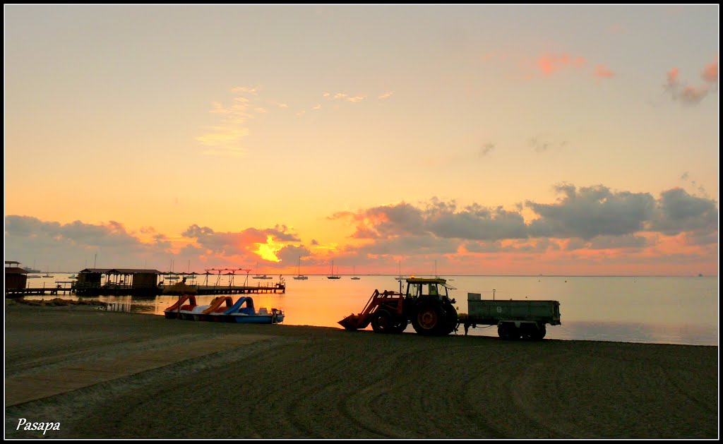 << Limpiando las playas muy temprano>> <<Cleaning up the Beaches early in the moorning >> by Pasapa.