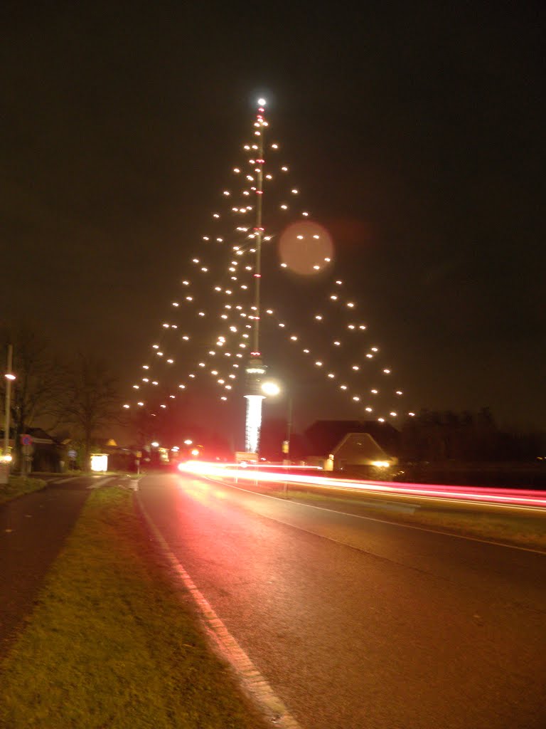 GHJENK -> Lopik, Gerbrandy TV-tower: 367m of Xmass-tree! And a car passing by by Ghjenk