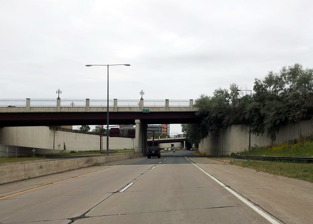 Interstate 35E - St Paul, MN by Gabriel Vanslette