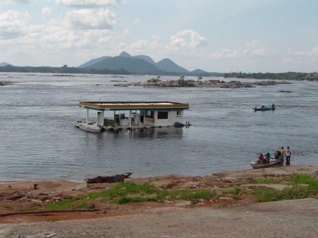 Posto de Combustíveis - flutuante (Rio Negro) by Alex Carniel