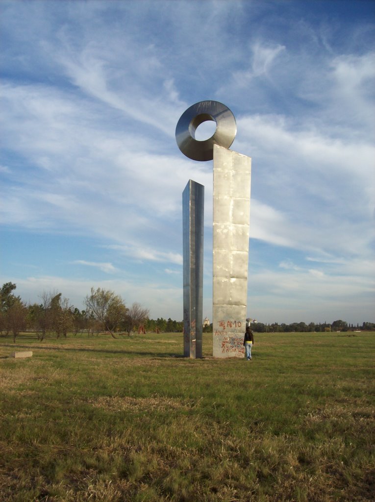 Obra escultórica de la artista Sara Galiasso - titulada "Sol de Córdoba" contruída en acero inoxidable con una altura de 15 metros. año 1999.- (foto: Frank Boore).- by Frank Boore