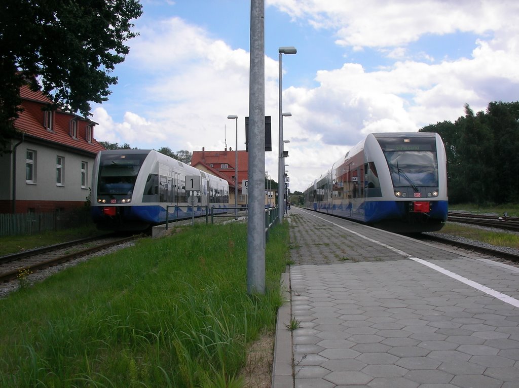 Doppelausfahrt der UBB am Bahnhof Zinnowitz by Daniel Jackson