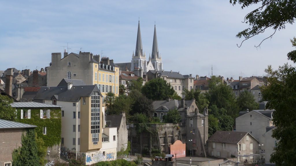 Vista de Pau, al fondo la iglesia de Santiago. by Asenvi