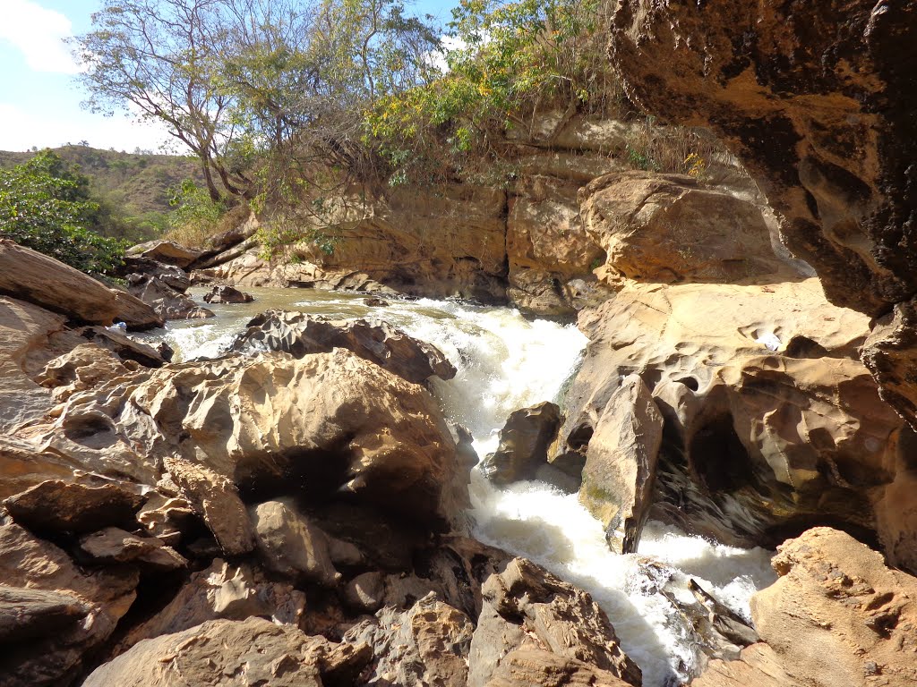 Corredeiras no Rio Suaçuí Grande by Roldão.M