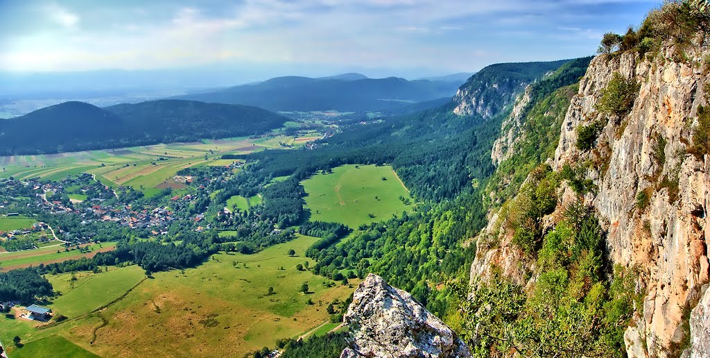 Hohe Wand - kilátás a hegyről by andrew brown