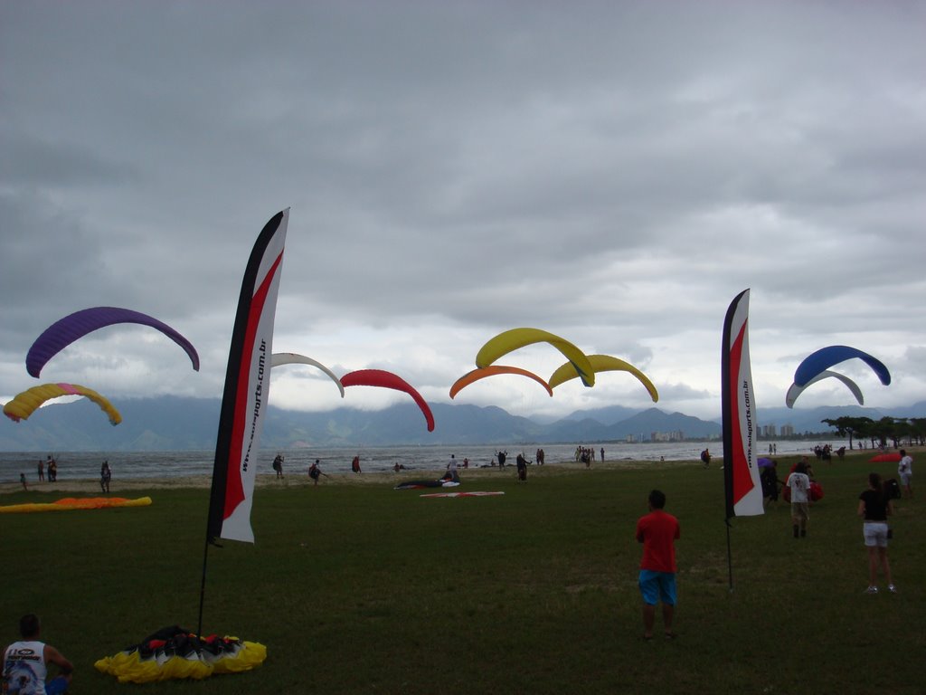 Gliders no pouso em Caraguá. by Mateus Oliveira