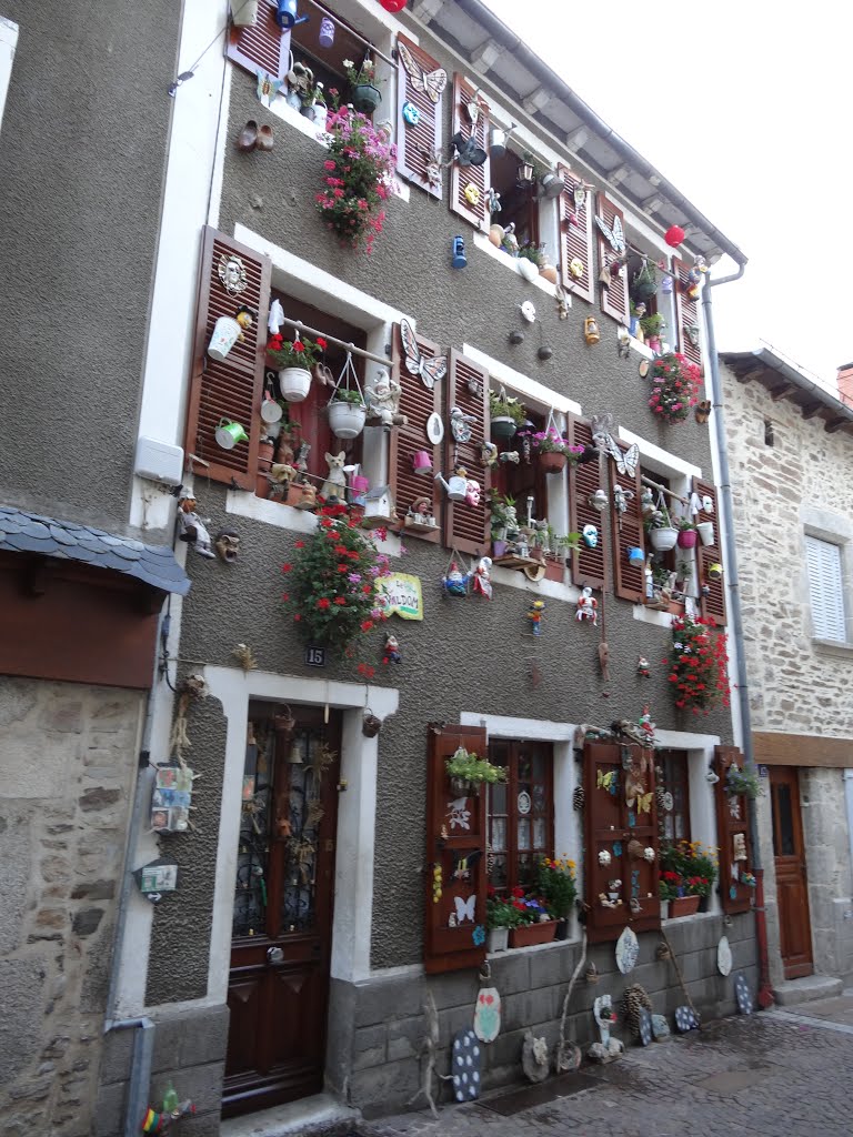 Chaudes-Aigues ; la maison aux fleurs by gmbgreg