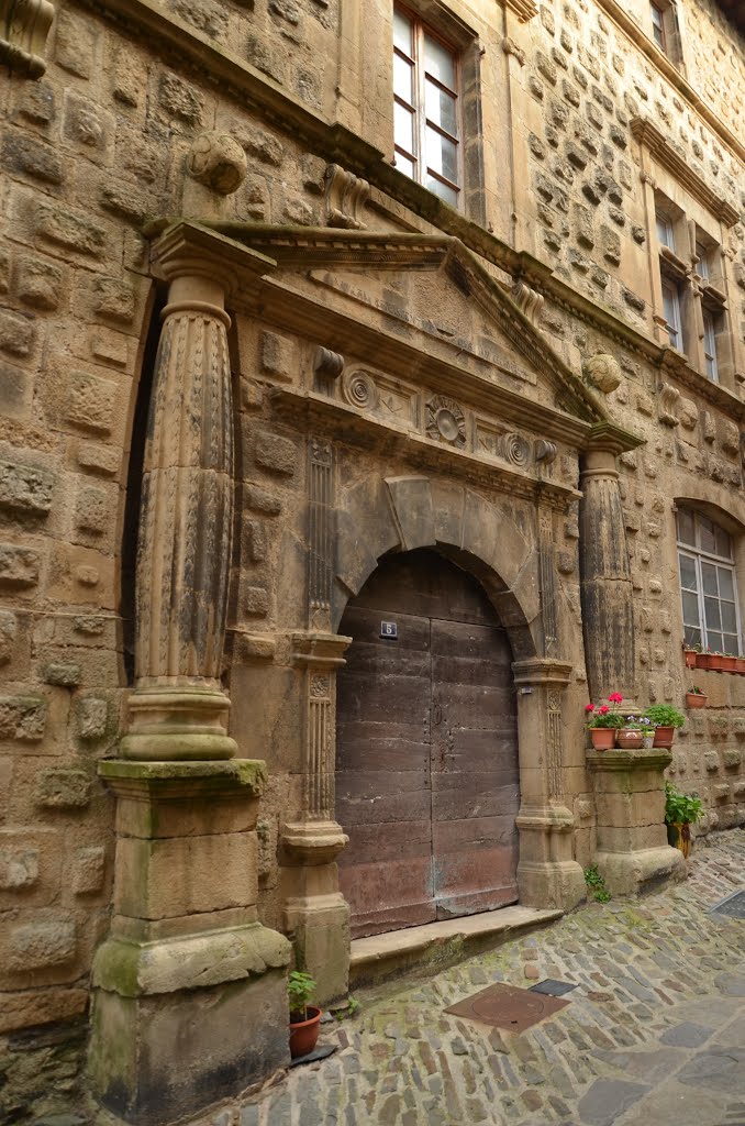 Porte des Templiers - Rue de l'Eglise - Florac (Lozère) by Naru Kenji